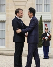 (写真1)マクロン・フランス大統領の出迎えを受ける安倍総理大臣(写真提供:内閣広報室)