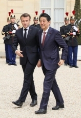 (写真2)マクロン・フランス大統領の出迎えを受ける安倍総理大臣(写真提供:内閣広報室)