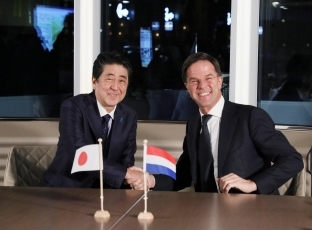 (写真1)握手を交わす両首脳