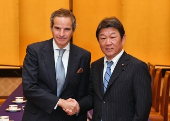 茂木外務大臣とグロッシー国際原子力機関(IAEA)事務局長との会談(握手)