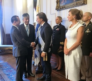 (写真1)大統領就任式にてラカジェ・ポウ大統領に挨拶する河村特派大使