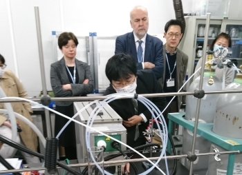 (写真3)光触媒国際研究センター視察の様子1