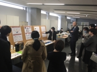(写真3)光触媒国際研究センター視察の様子2