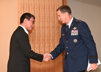 シュナイダー在日米軍兼第5空軍司令官による河野外務大臣表敬1