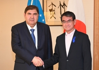 河野外務大臣とガニーエフ・ウズベキスタン副首相の会談2