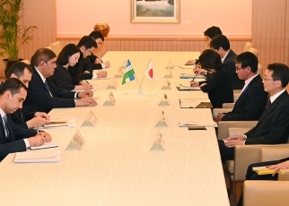 河野外務大臣とガニーエフ・ウズベキスタン副首相の会談3