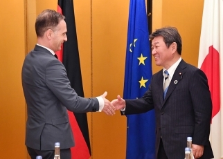 挨拶を交わす両外相