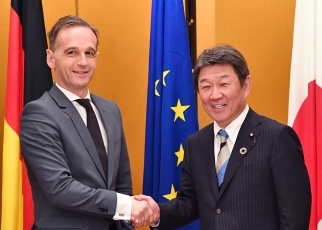 握手する両外相