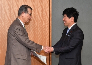 岸外務大臣科学技術顧問による北極域での科学的知見の活用に向けた提言の提出1