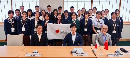 「心連心:中国高校生長期招へい事業」第14期生による鈴木外務大臣政務官表敬