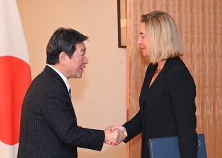 茂木外務大臣とモゲリーニ欧州連合(EU)外務・安全保障政策上級代表兼欧州委員会副委員長との会談(出迎え)
