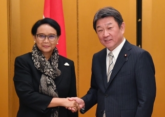 握手する両外相