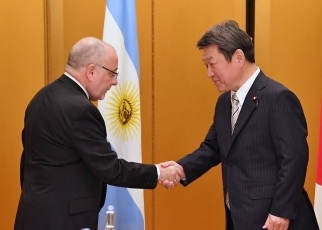 挨拶する両外相