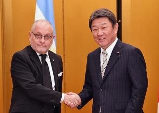 握手する両外相