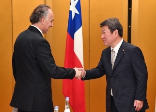 挨拶を交わす両外相