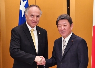 握手する両外相