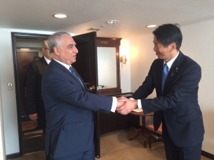 山田外務大臣政務官とアヤディ・アルジェリア外務次官との会談1
