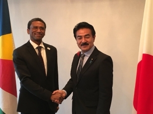 佐藤外務副大臣とフォール・セーシェル外務長官との会談1