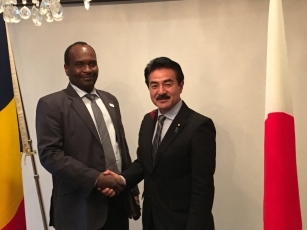 タイール・チャド経済・開発計画副大臣と握手する佐藤外務副大臣