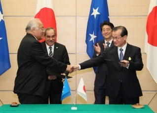 署名式に立ち会う両首脳<br>(写真提供:内閣広報室)