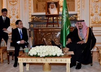 岸田外務大臣によるサルマン・サウジアラビア国王への表敬1