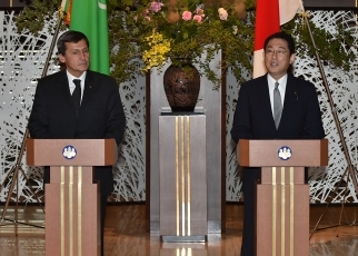 岸田外務大臣とメレドフ・トルクメニスタン副首相兼外務大臣との昼食会1