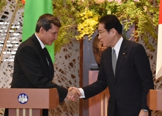 岸田外務大臣とメレドフ・トルクメニスタン副首相兼外務大臣との昼食会2