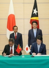 署名式に立ち会う両首脳<br>(写真提供:内閣広報室)