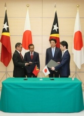 文書交換式に立ち会う両首脳<br>(写真提供:内閣広報室)