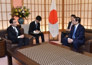 チン越日友好議員連盟会長による岸田外務大臣表敬2