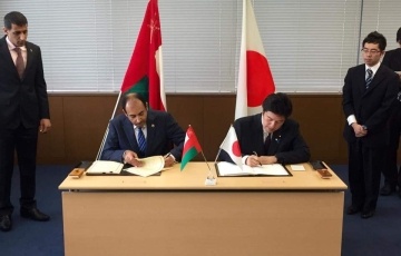 中山外務副大臣とムスラヒ駐日オマーン大使との間での<br>日・オマーン投資協定署名