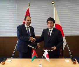 中山外務副大臣とムスラヒ駐日オマーン大使との間での<br>日・オマーン投資協定署名