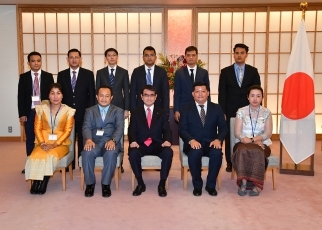 カンボジア若手政治関係者招へい一行による河野外務大臣表敬