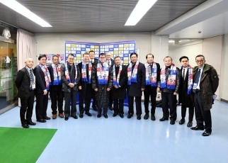 河野外務大臣とasean各国及び東ティモールの駐日大使等によるサッカー観戦 外務省 河野外務大臣とasean各国及び東ティモールの駐日大使等によるサッカー観戦 外務省