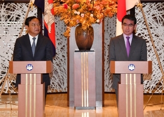 河野外務大臣主催プラック・ソコン・カンボジア副首相兼外務国際協力大臣との昼食会1