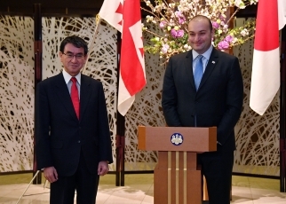 (写真2)会見する河野外務大臣とバフタゼ・ジョージア首相