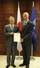 伊原在ジュネーブ国際機関日本政府代表部大使から<br>ガリWIPO事務局長に加入書を寄託