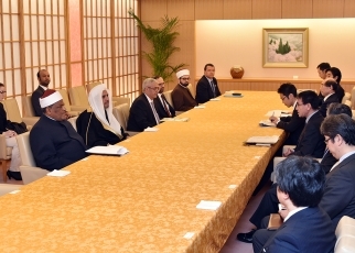 河野外務大臣と「中東における暴力的過激主義対策に関する対話」参加者一行との昼食会2
