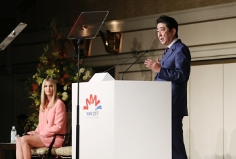 スピーチを行う安倍総理大臣<br>（写真提供：内閣広報室）