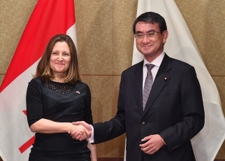 日・カナダ外相握手