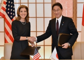 (写真2)在日米軍駐留経費負担に係る特別協定の署名