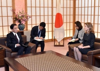(写真3)在日米軍駐留経費負担に係る特別協定の署名
