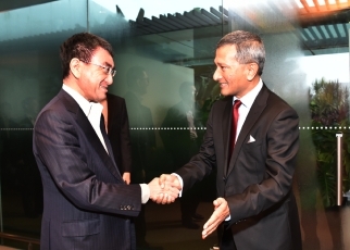 河野外務大臣とバラクリシュナン・シンガポール外務大臣との懇談1