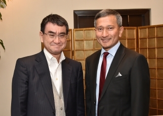 河野外務大臣とバラクリシュナン・シンガポール外務大臣との懇談2