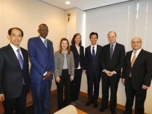 IAEA理事による岡本政務官表敬(写真1)