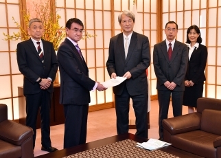 河野外務大臣に対する「核軍縮の実質的な進展のための賢人会議」提言の提出1