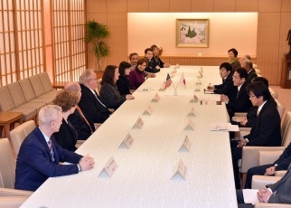 米国議会日本研究グループ訪日議員団一行による岸田外務大臣表敬1