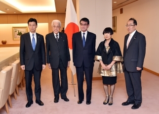 河野外務大臣による千玄室氏及びコシノジュンコ氏に対する万博誘致特使委嘱状交付1