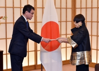 河野外務大臣による千玄室氏及びコシノジュンコ氏に対する万博誘致特使委嘱状交付2