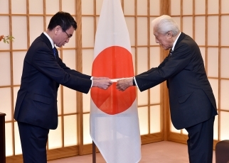 河野外務大臣による千玄室氏及びコシノジュンコ氏に対する万博誘致特使委嘱状交付3